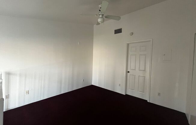 1 bed, 1 bath, $950, Unit B11