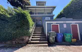 Charming Vintage Studio with Garden Access in Great Hawthorne Location!