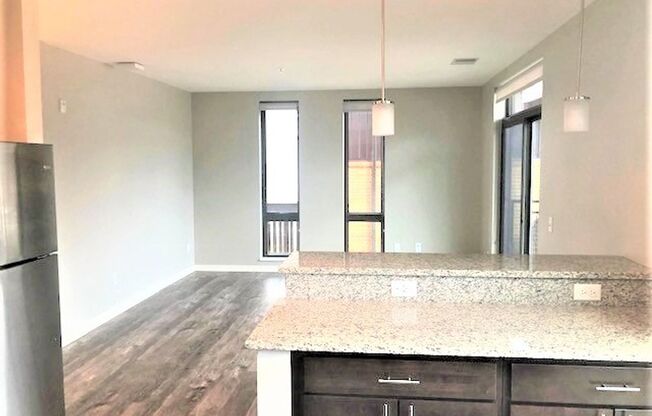 1 bed, 1 bath, 698 sqft, $1,425, Unit 301