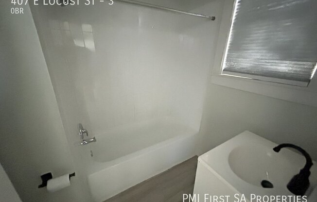 407 E LOCUST ST