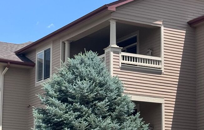 July 1st Move in! Top Floor 2 Bed / 2 Bath Condo with Mountain Views and 1 car detached garage in SW Littleton!