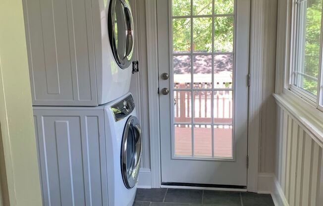 Spacious Sunset Hills 2 BR with Lawncare Included!