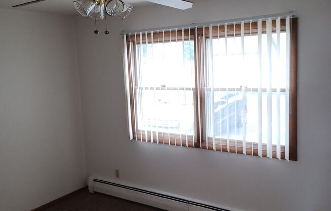 2 beds, 1 bath, $1,139, Unit 516 3002