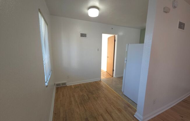 2 beds, 1 bath, $3,000, Unit 7