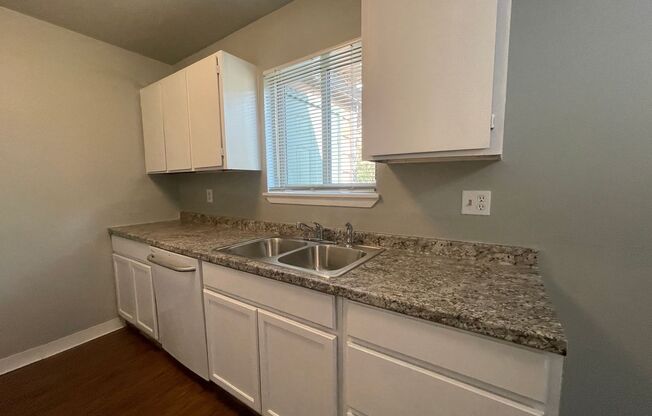 Super Private 1 Bedroom 1 bath in Perfect Condition! INCLUDES RESERVED PARKING!!!