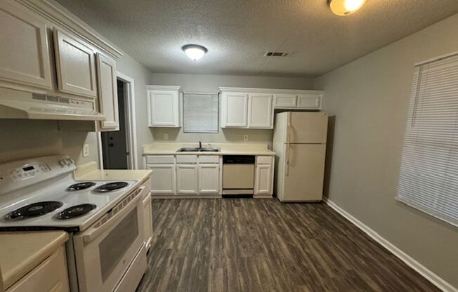 3 beds, 2 baths, $1,100