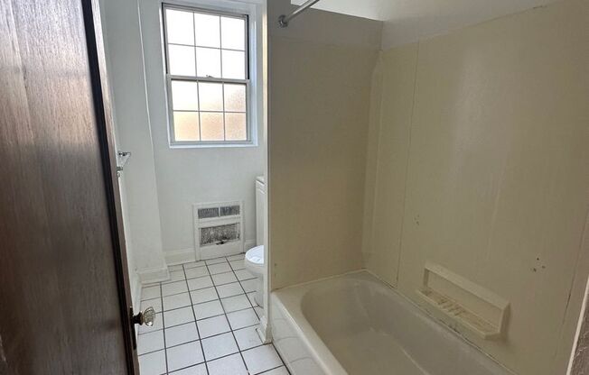 1 bed, 1 bath, 962 sqft, $1,560, Unit New King Edward  208