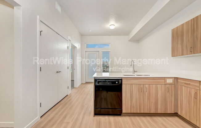 385 E 42nd St
