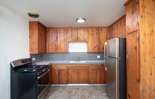 *OPEN HOUSE: 11/14 3-6PM* Beautiful 2 Br in College Area w/ Parking