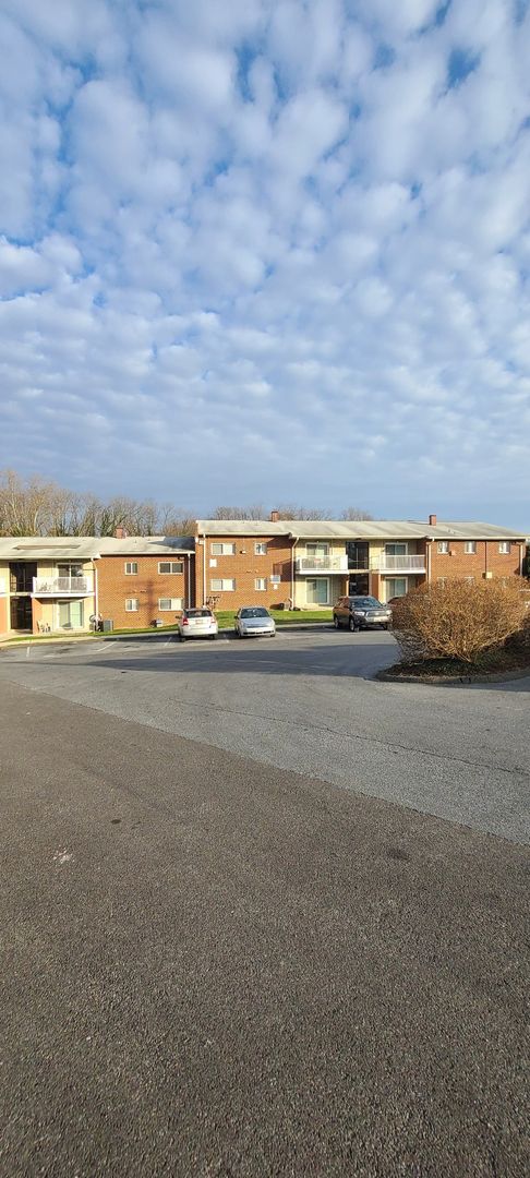 2 beds, 1 bath, 879 sqft, $1,175, Unit 4614-D