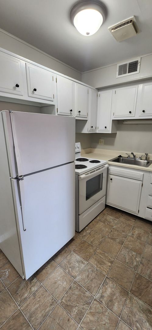 2 beds, 1 bath, $875, Unit Apt. 07