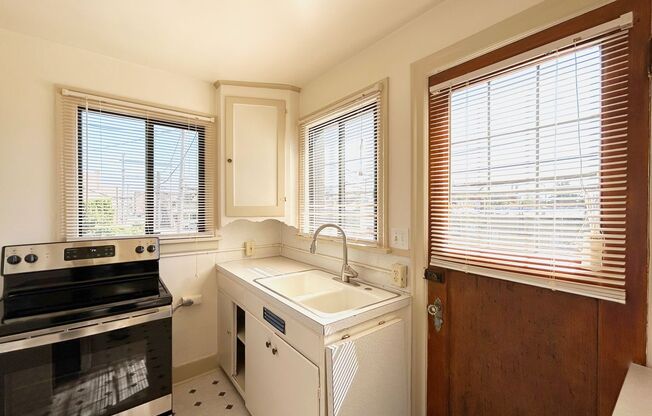 2 beds, 1 bath, 876 sqft, $1,995, Unit Court - D