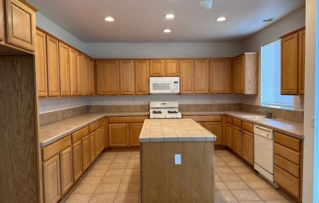 Absolutely BEAUTIFUL Natomas 4 Bedroom Custom Interior Home!!! Please Reference Ad For Viewings!