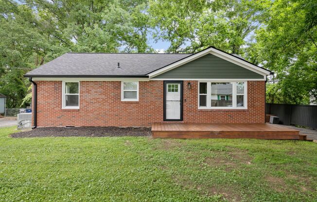 Beautiful home just north of downtown Columbia. Located on a quiet street. 3 Bed 1 Bath. Available Now!