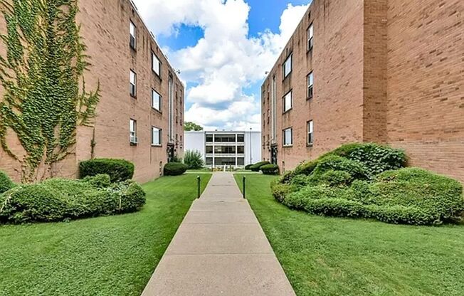 2 beds, 1 bath, 950 sqft, $1,150, Unit 5600 Fifth D2