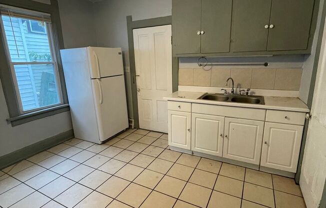 1 bed, 1 bath, $1,295, Unit 1657 N Arlington Pl.