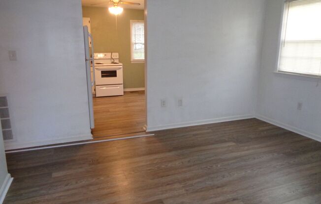 Cute House-Nice Yard!