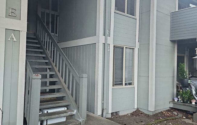 Federal way remodeled 1 bedroom & 1 bath condo loft style floor plan s/carport & Laundry in unit- Available NOW!