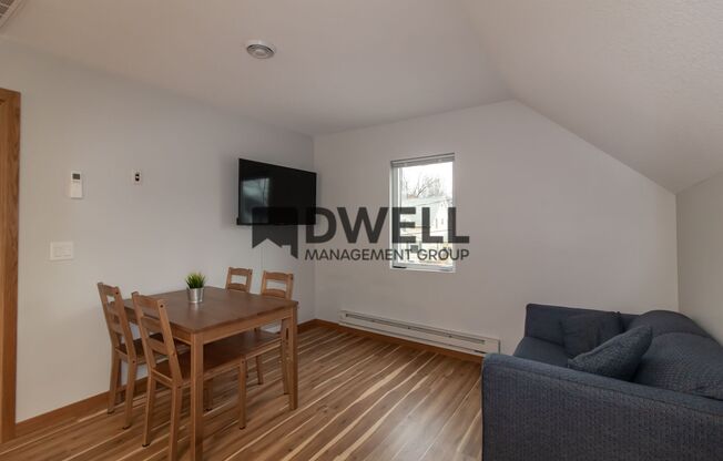 2 beds, 1 bath, $1,050, Unit 2