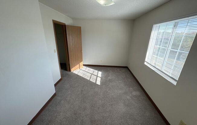 2 beds, 1 bath, $895, Unit 1012