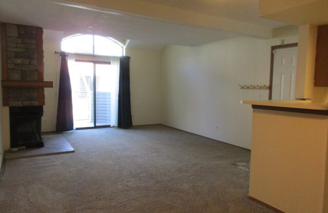 2 beds, 2 baths, 1,020 sqft, $1,900, Unit 921 S Zeno Way