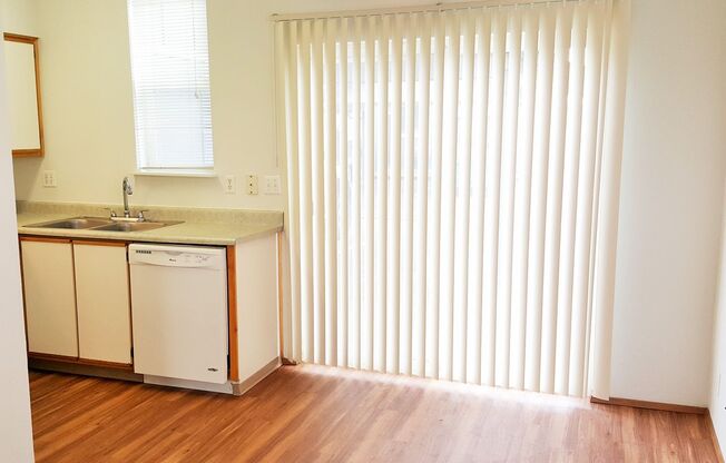 2 beds, 1.5 baths, 896 sqft, $1,495, Unit 660 LaSalle Street #1