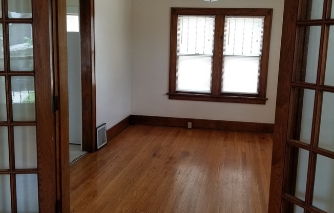 3 beds, 1 bath, $1,350, Unit 3418