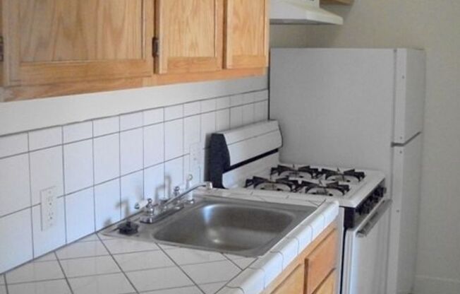 COMING SOON A Bright Sunny 1 bedroom, with Hardwood Floors