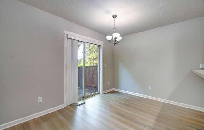 Charming 3 bd 2.5 ba Townhouse - Available Now!
