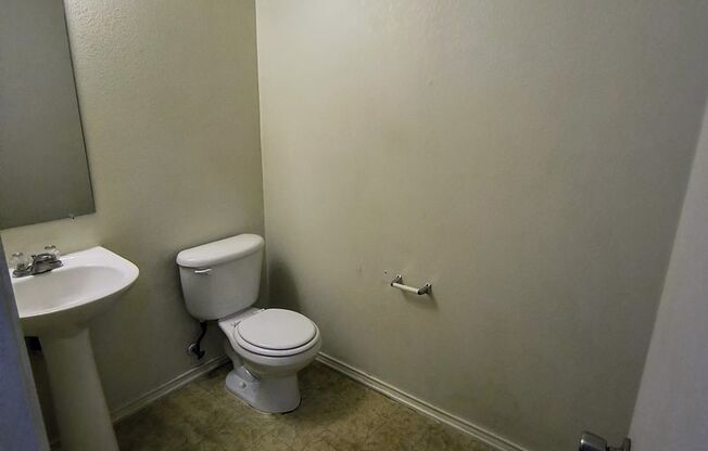 Beautiful 4-Bedroom Home for Lease – Corner Lot, Bonus Room & Downstairs Master