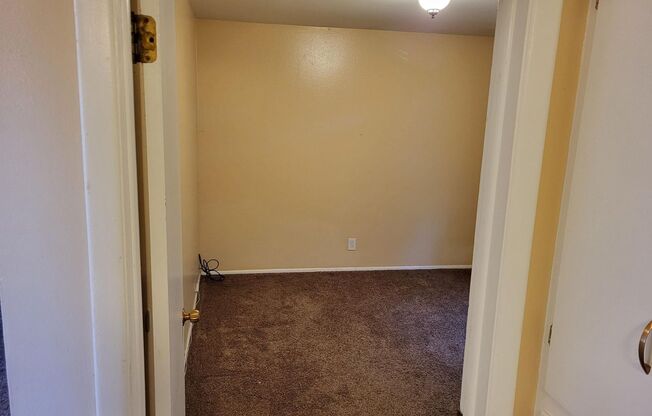 1 bed, 1 bath, 450 sqft, $800, Unit 820 Hot Springs Ave Apt B