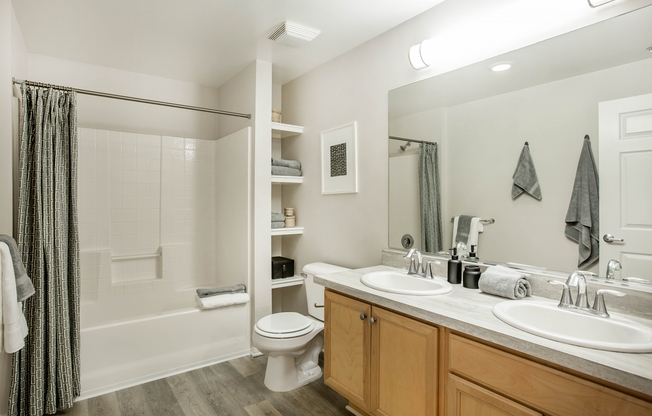 Oxnard Apartment Bathroom - Serenade at Riverpark