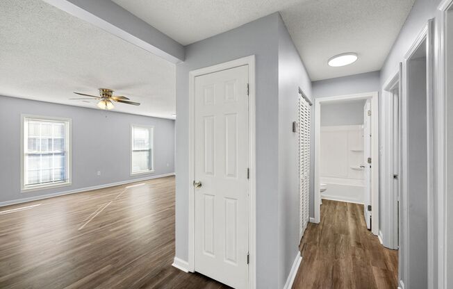 2 beds, 1 bath, 775 sqft, $975, Unit 617 B10