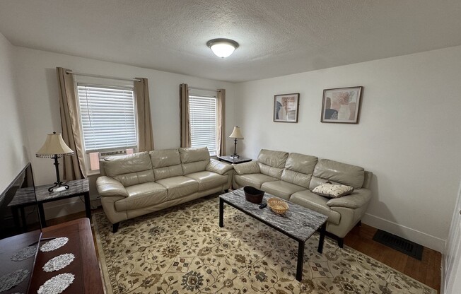 2 beds, 1 bath, 800 sqft, $2,400, Unit 27