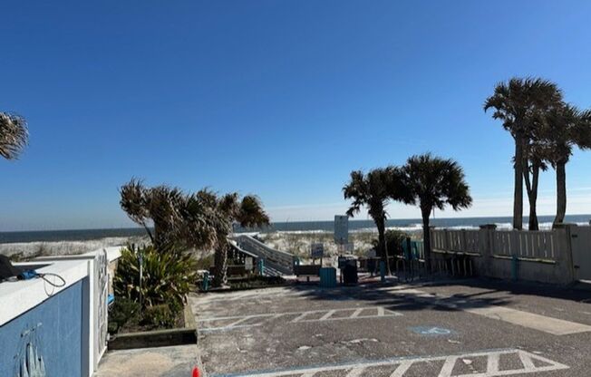 Atlantic Beach Gem!! Beach Life at its best!!