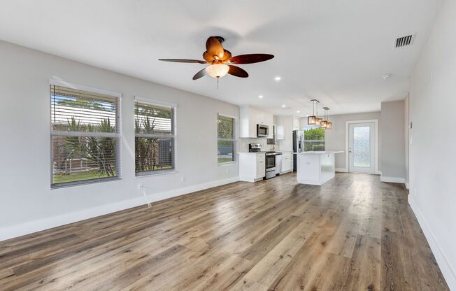 ** NEAR DOWNTOWN ** 2 BED / 2 BATH CONDO - LIKE NEW! - WATERFRONT - BOAT DOCK - ANNUAL RENTAL