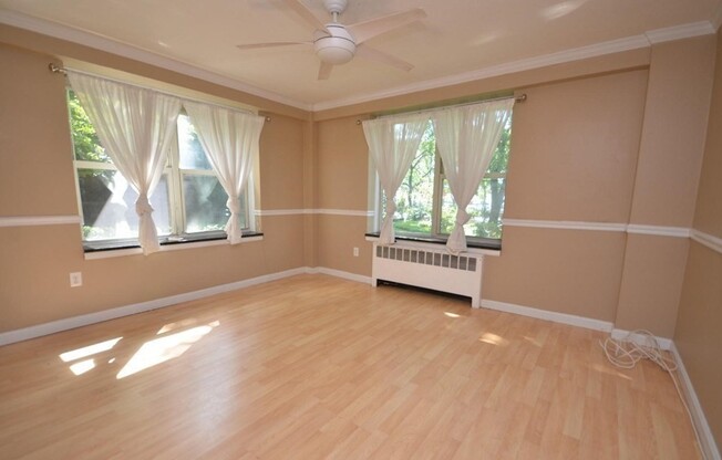 2 beds, 1 bath, 835 sqft, $4,100, Unit 135