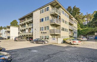 New Remodeled 1bed/1bath Apartment with an Amazing View of Alki Beach!