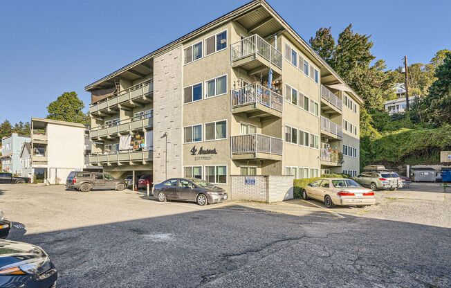 1 bed, 1 bath, $2,095, Unit 32