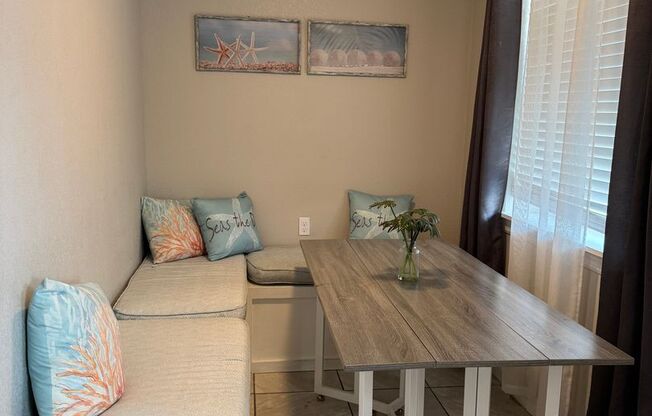 2 bedroom 1 bath close to downtown Melbourne, FIT and the beaches.