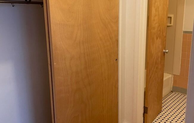 Studio, 1 bath, 487 sqft, $1,275, Unit Fifth 303