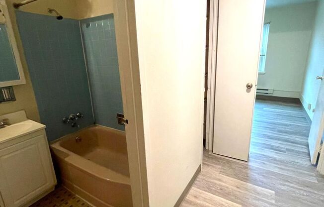 1 bed, 1 bath, $895, Unit 406