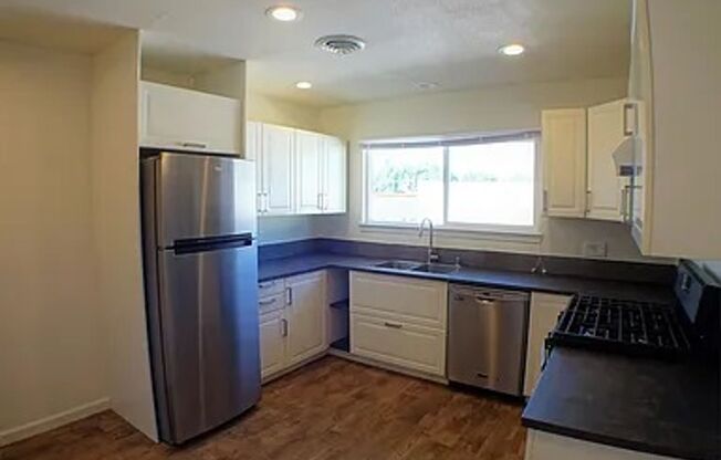 2 beds, 1 bath, $1,350, Unit Unit #7