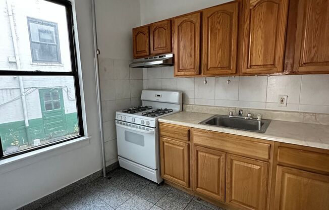 2 beds, 1 bath, $2,700, Unit 1F