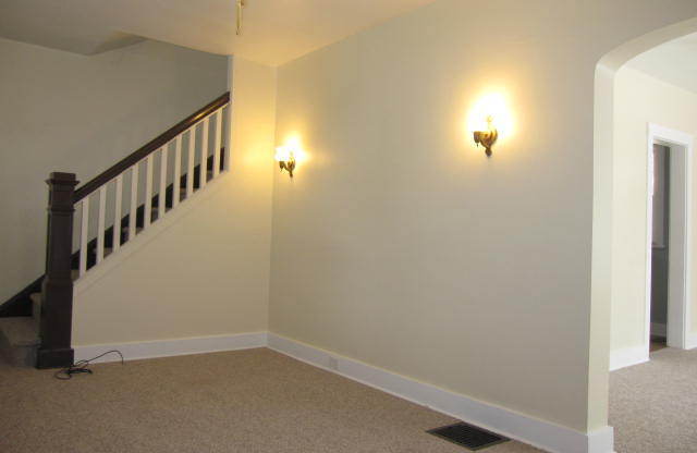 Lovely 2BR Townhouse w/Fenced in Backyard!