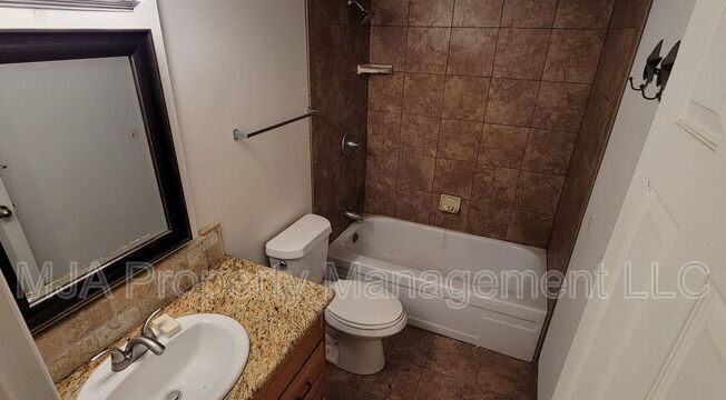 2 beds, 1 bath, $1,295