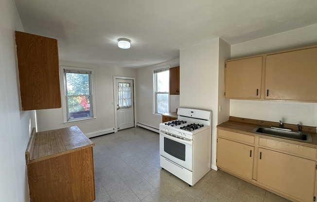 2 beds, 1 bath, $2,400, Unit 2