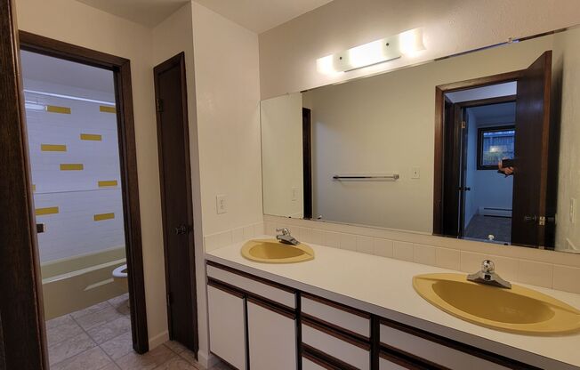 2 beds, 1 bath, $2,350, Unit Unit B