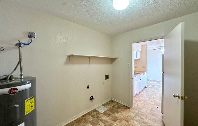 2 beds, 1 bath, 1,030 sqft, $850, Unit B