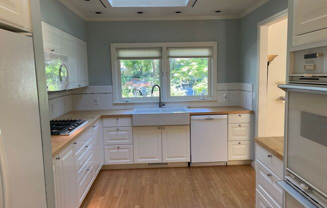 CHARMING MULTNOMAH VILLAGE CUSTOM HOME AVAILABLE LATE JUNE!
